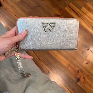 Kelly Wynne wallet